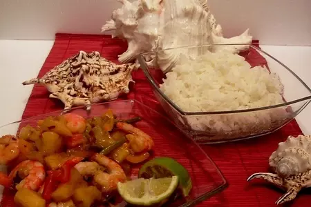 Рис с креветками и ананасом.