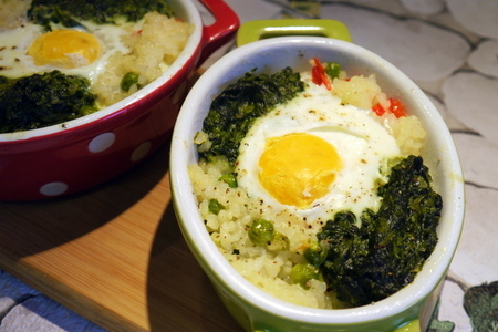 Фото к рецепту: Рисовая запеканка со шпинатом и яйцом