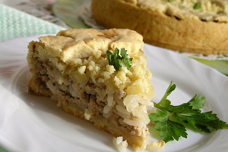 Фото к рецепту: Мясной пирог с рисом, карамелизированным луком и яблоками