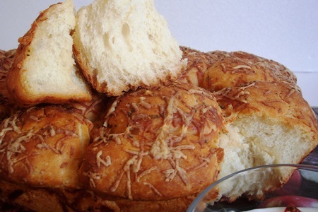 Обезьяний хлеб с чесноком и перцем.