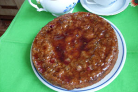 Пирог с вишнями и карамелизированной миндальной крошкой