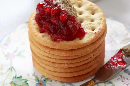 Говяжья печень с розмариновым маслом и желе из брусничного соуса