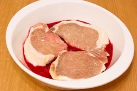 Мясо, запеченное в духовке с брусничным соусом «дарбо»