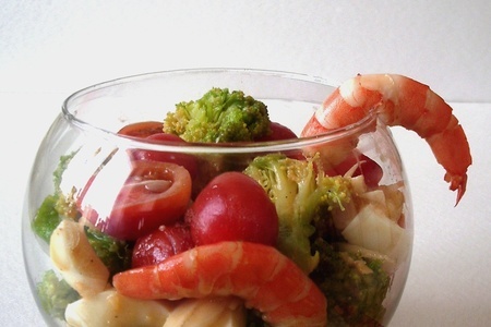 Фото к рецепту: Весенний салатик из брокколи с креветками за 5 минут