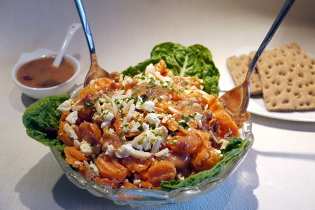 Фото к рецепту: Пикантный морковный салат с брынзой и фруктовой заправкой
