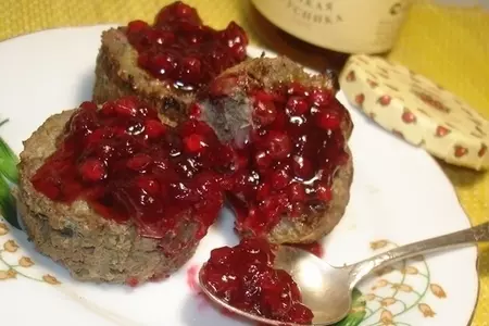 Сальники из куриной печени с брусничным соусом