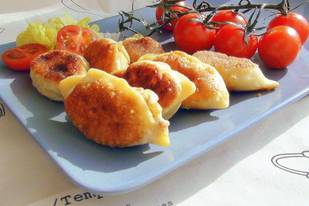 Закусочные пирожки с картошкой и грибами из пельменного теста.