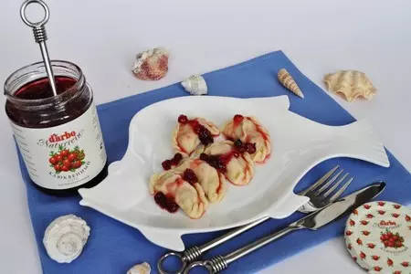 Вареники с лососем и грибами под клюквенным соусом d"arbo.
