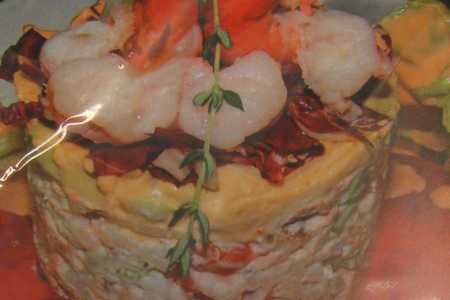 Салат с рисом и копченым лососем
