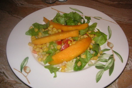 Фото к рецепту: Лёгкий салат из манго