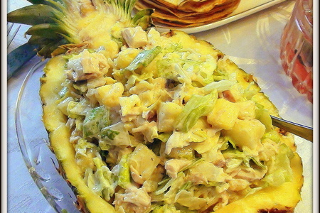 Салат с ананасом и курицей.