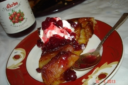 Тарт татeн - французский перевернутый яблочный пирог с клюквенным соусом darbo и пломбиром.