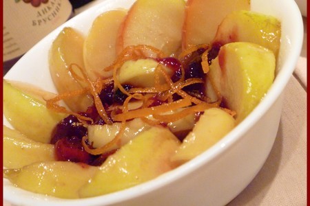 Яблоки карамелизированные с брусничным соусом