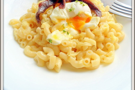 Фото к рецепту: Паста с анчоусами и яйцом всмятку.