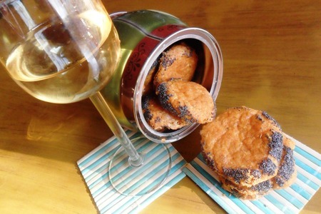 Фото к рецепту: Сырное печенье с паприкой и маком