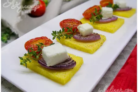 Полента, запеченная с овечьей брынзой, помидорами и луком