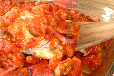 Фото к рецепту: Треска, запеченная с томатным соусом