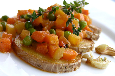 Фото к рецепту: Жареный картофель с овощным рагу и чесноком 