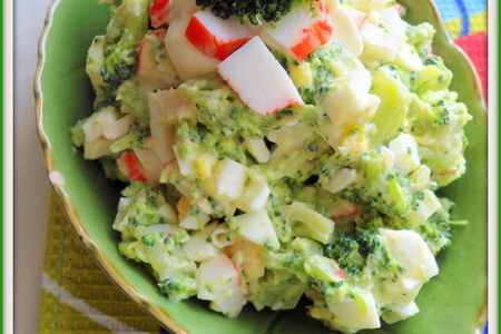 Фото к рецепту: Салат с брокколи и крабовыми палочками.