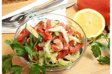 Салат из свежих овощей с ароматной заправкой.