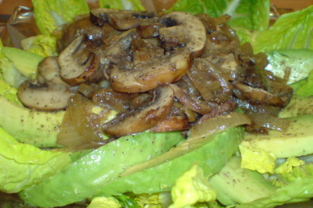 Фото к рецепту: Салат из авокадо с грибами
