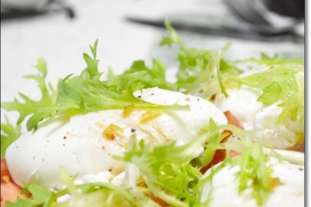 Фото к рецепту: Салат фризе с сыровяленым мясом и яйцом-пашот