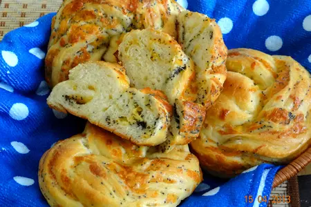 Сырные слоёные булочки с маком