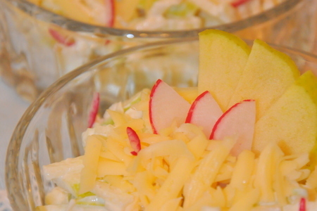 Фото к рецепту: Салат с сельдереем, яблоками и сыром