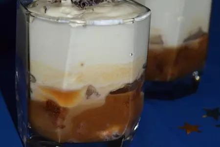 Банановый десерт с соусом из ирисок