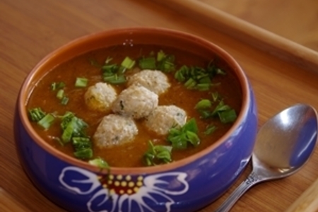 Фото к рецепту: Пряный тыквенный суп-пюре с рисовыми клецками