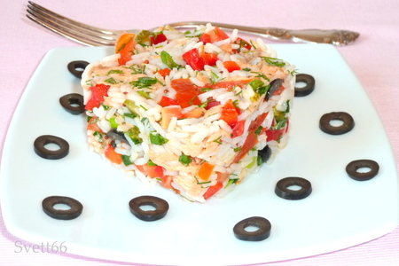Фото к рецепту: Салат с запеченной рыбой, рисом и овощами