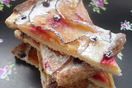 Пирог с яблоками и брусникой из песочного теста