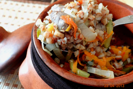 Фото к рецепту: Жаркое из куриных сердец с гречкой и овощами под пикантной заливкой