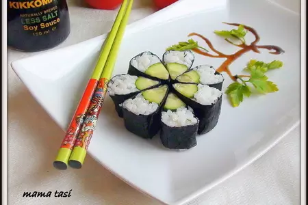 Ролл с огурцом в форме цветка. каппа-маки.
