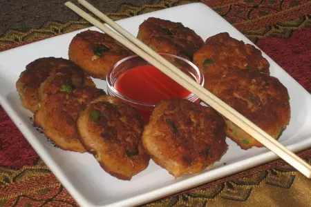 Тод ман пла (тайские рыбные котлетки с красной пастой карри)