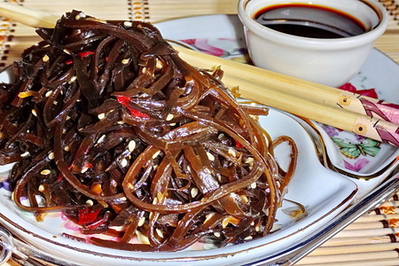 Фото к рецепту: Салат из морской капусты с кунжутом по-корейски