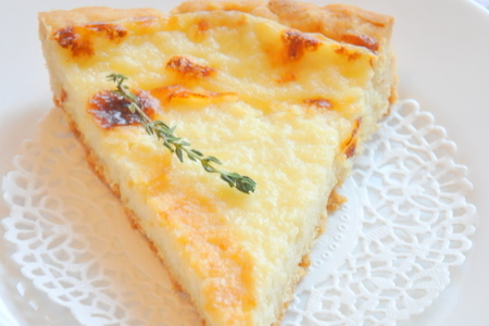 Фото к рецепту: Сырный пирог с тимьяном и розмарином