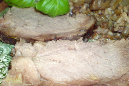 Фото к рецепту: Шпигованная чесноком баранина