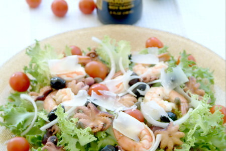 Салат из морепродуктов с черри и пармезаном