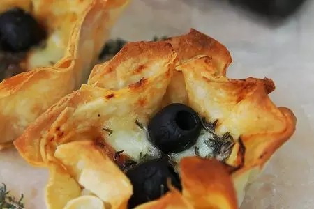 Прованская закуска в лаваше с томатами и моцареллой