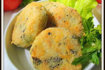 Биточки из риса с отварной курицей и сыром