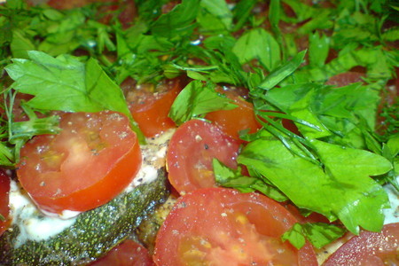 Фото к рецепту: Слоёный салат из цельнозернового хлеба,жареного цуккини и помидорок 