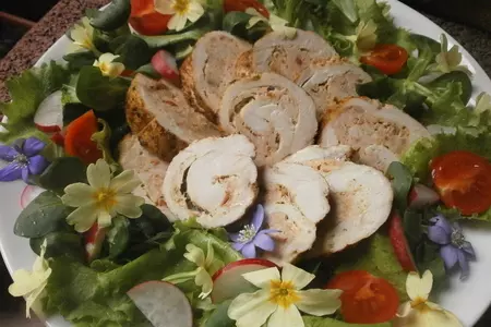 Рулет из куриной грудки, фаршированный фаршем из кролика со специями " тамаро"