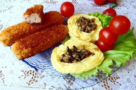 Рыбные палочки с картофелем и грибами.
