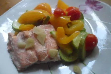 Лосось с пикантными овощами на пару (готовим в мультиварке)