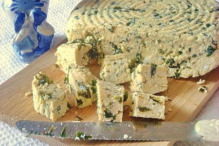 Фото к рецепту: Мягкий домашний сыр с зеленью