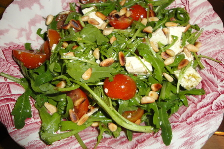 Фото к рецепту: Салат из руколы с кедровыми орешками!