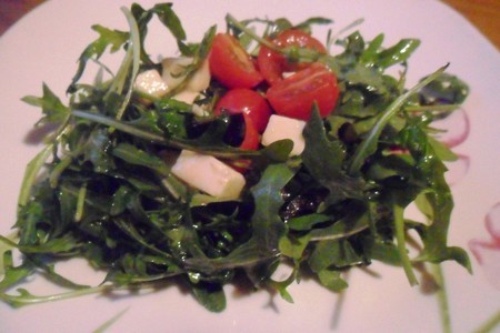 Фото к рецепту: Салат с черри, маслинами и брынзой