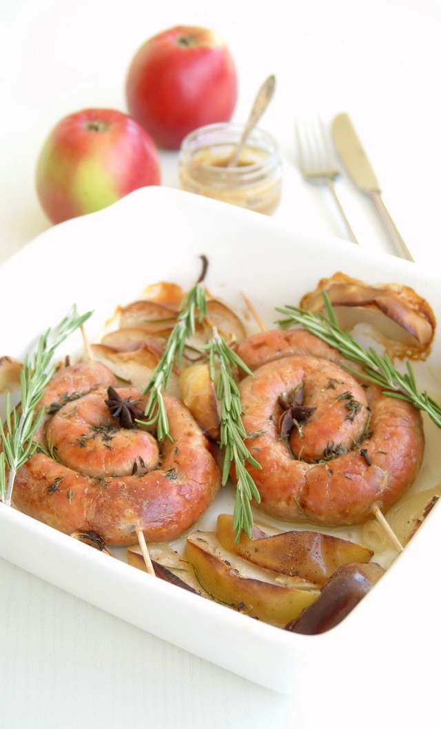 Свиные колбаски запеченные с яблоком, розмарином и тимьяном – кулинарный рецепт