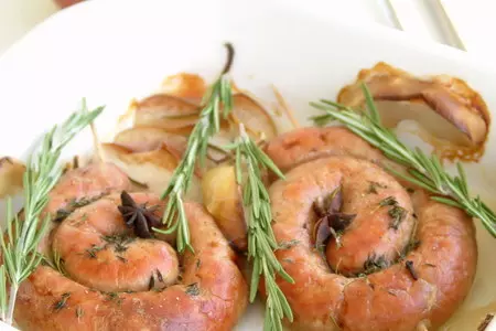 Свиные колбаски запеченные с яблоком, розмарином и тимьяном